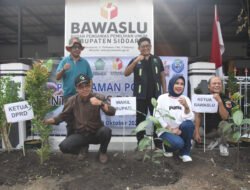 Filosofi Manggis: Bawaslu Sidoarjo Tanam Simbol Integritas—Luar Dalam Sama, Tanpa Kemunafikan