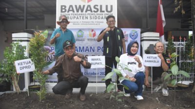 Filosofi Manggis: Bawaslu Sidoarjo Tanam Simbol Integritas—Luar Dalam Sama, Tanpa Kemunafikan