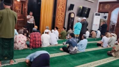 Jumat Keliling di Masjid Al Hidayah, Kapolsek Gedangan Pererat Silaturahmi dengan Warga