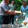 Momen Menyentuh Hati: Kakek Pendorong Becak Diberi Santunan Personel Polsek Jabon di Jalan Raya