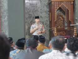 Mempererat Kedekatan Polresta Sidoarjo Shalat Jumat Keliling di Sukodono 