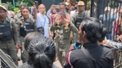 Demo Dispendik Sidoarjo Memanas: Pagar Roboh, Ban Dibakar, Sikap Kepala Sekolah Jadi Sorotan