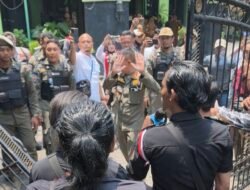 Demo Dispendik Sidoarjo Memanas: Pagar Roboh, Ban Dibakar, Sikap Kepala Sekolah Jadi Sorotan