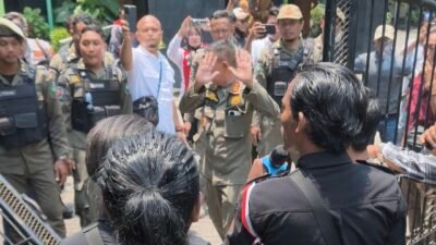 Demo Dispendik Sidoarjo Memanas: Pagar Roboh, Ban Dibakar, Sikap Kepala Sekolah Jadi Sorotan